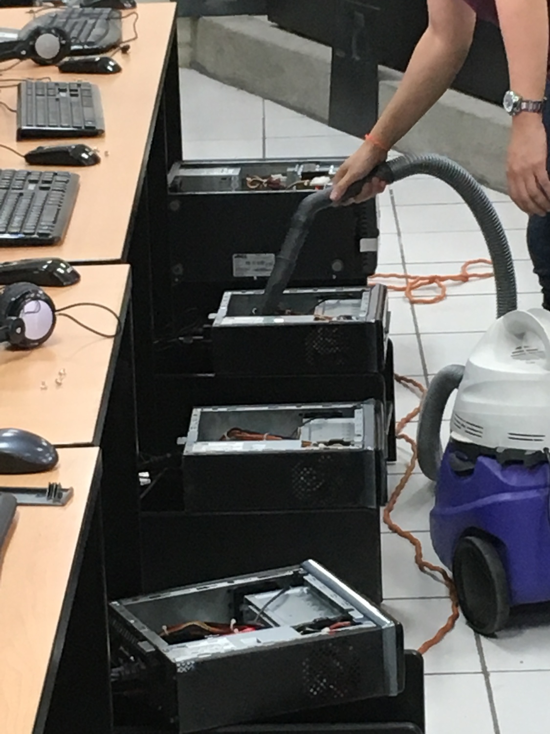Servicios de Mantenimiento y Restauración de Laboratorios de idiomas y Centros de computo